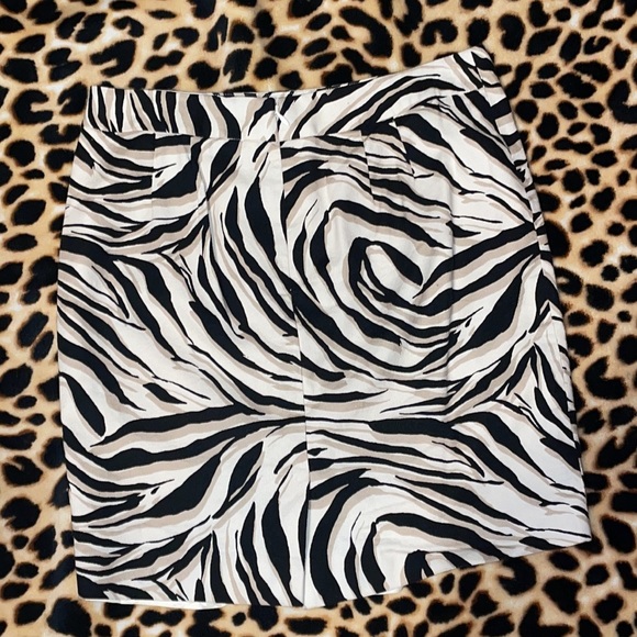 •LOFT•OFF WHITE/BLACK/TAN WAVY STRIPED TEXTURED SKIRT SIZE 6P IN EUC 100% LINED - Picture 2 of 8